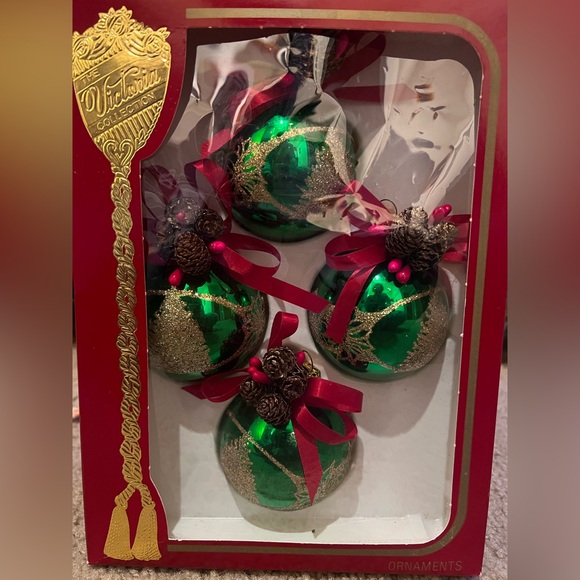 VTG Box of 4 Victoria Collection Green Gold Glitter Glass Christmas Ornaments - Picture 1 of 5